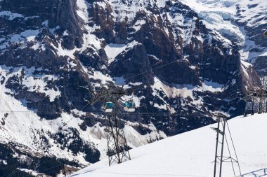Grindelwald 'dan birinci tepe teleferik istasyonuna, Bern İsviçre Avrupa