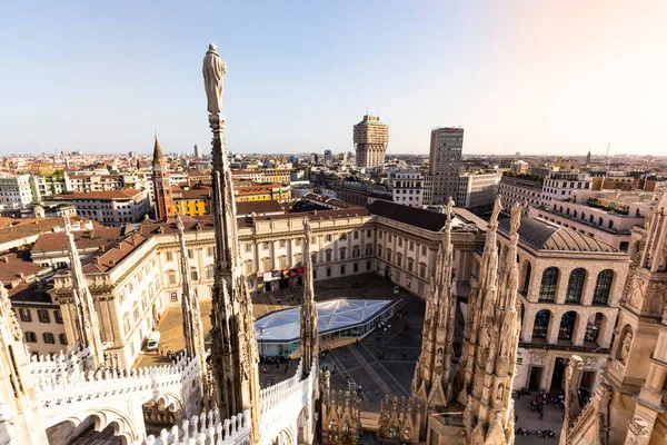 Milano İtalya 'nın Katedral Duomo çatı terasından heykeli olan havadan görünüşü. 14 Nisan 2018, Milan, İtalya. İtalya 'daki Milan Duomo Kilisesi