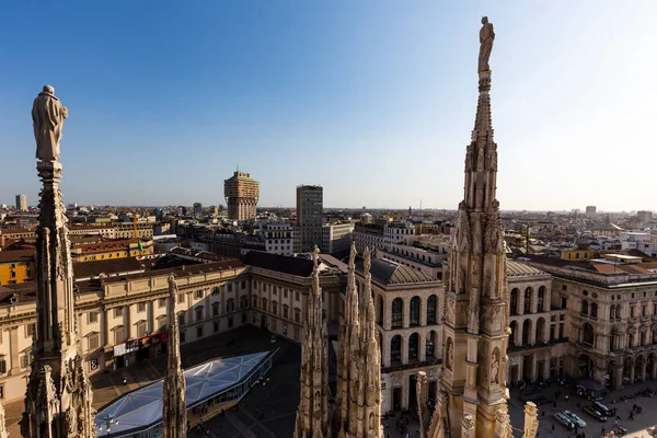 Milano İtalya 'nın Katedral Duomo çatı terasından heykeli olan havadan görünüşü. 14 Nisan 2018, Milan, İtalya. İtalya 'daki Milan Duomo Kilisesi