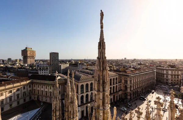 Milano İtalya 'nın Katedral Duomo çatı terasından heykeli olan havadan görünüşü. 14 Nisan 2018, Milan, İtalya. İtalya 'daki Milan Duomo Kilisesi