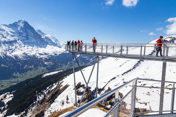 Grindelwald Berne Switzerland Április Utazó Sétál Égi Sziklán Séta Alpok — Stock Fotó