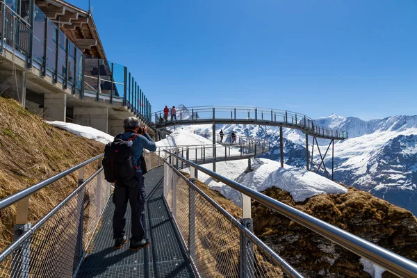 Grindelwald Berne Suiza Abril Viajero Está Caminando Por Acantilado Del — Foto de Stock