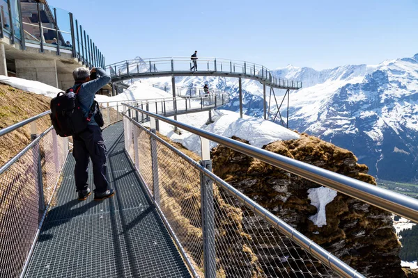 Grindelwald Berne Switzerland Április Utazó Sétál Égi Sziklán Séta Alpok — Stock Fotó