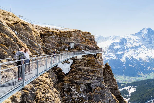 Grindelwald Berne Switzerland Kwiecień Podróżujący Spacerują Klifie Pierwszym Szczycie Alp — Zdjęcie stockowe