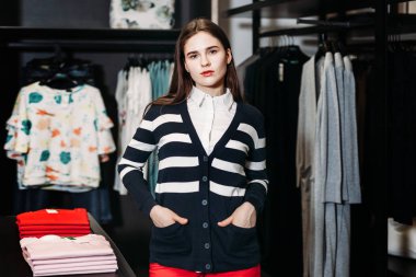 Seçme genç güzel kadın çalışıyor ve satın shop giyim, elbise. Banner online mağaza giyim için. Kız moda giysiler içinde poz