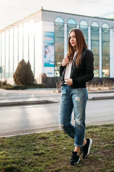 Moda Ragazza Indossa Shirt Jeans Giacca Pelle Posa Contro Strada — Foto Stock