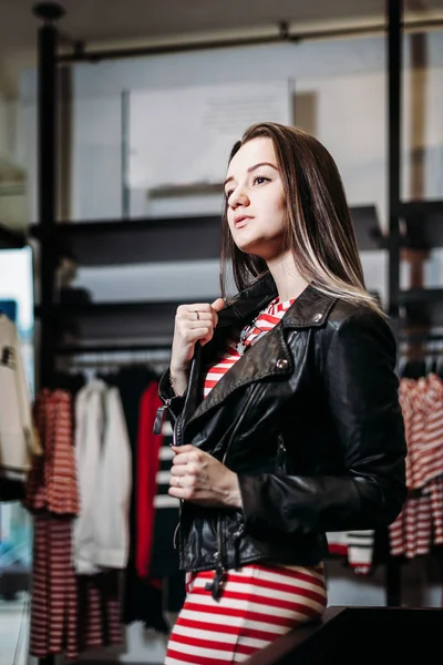 Joven Mujer Bonita Elegir Tratando Compra Vestidos Ropa Tienda Banner — Foto de Stock