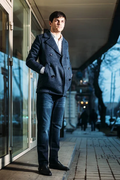 Yakışıklı şık genç moda ceket adam, açık havada akşam sokakta