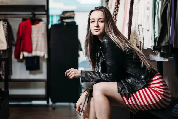 Молода Красива Жінка Вибирає Намагається Купує Сукні Магазині Одягу Банер — стокове фото