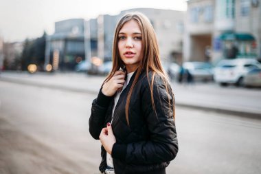 sokak, kentsel Giyim Stil karşı t-shirt ve deri ceket giyen kız moda. Sokak fotoğrafçılığı