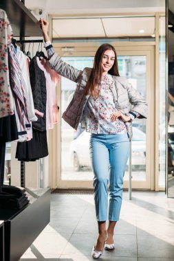 alışveriş, moda, Stil, satış, alışveriş, iş ve insanlar. kavram güzel bir giyim mutlu genç kadın depolamak. işletme sahibi bir giyim mağazası var. iş kadını