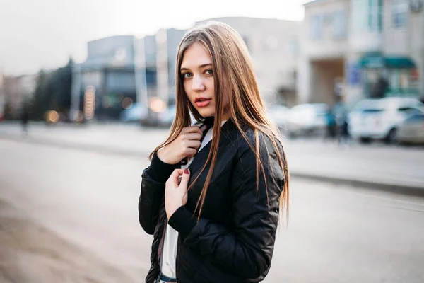 Flicka Klädd Shirt Och Läder Jacka Poserar Mot Gatan Urbana — Stockfoto