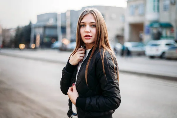 Mode Flicka Klädd Shirt Och Läder Jacka Poserar Mot Gatan — Stockfoto