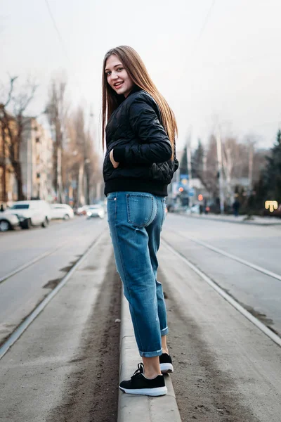 Bella Giovane Donna Felice Tempo Utile Sulla Piazza Della Città — Foto Stock