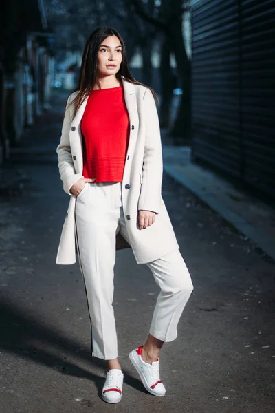 Bella Giovane Donna Bruna Camicetta Rossa Cappotto Bianco Serata All — Foto Stock