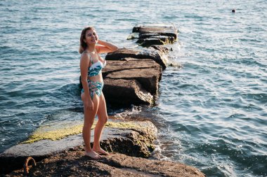 yaz tatil, seyahat, insanlar ve tatil kavramı - gün batımında mavi gökyüzü ve denizin arka plan üzerinde bikini mutlu genç kadın