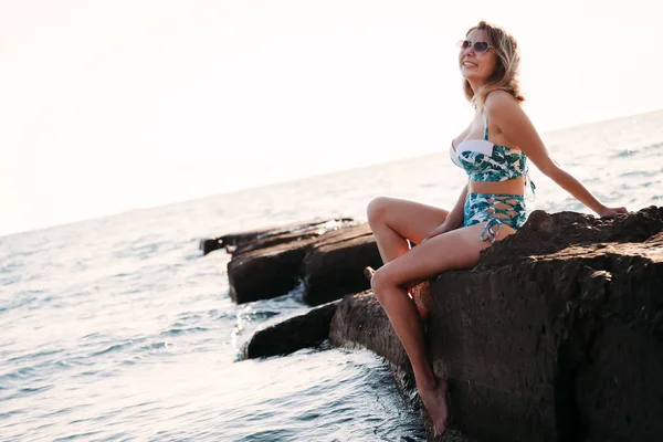 Porträtt Vacker Ung Kvinna Solglasögon Och Bikini Stranden Kvinnlig Modell — Stockfoto