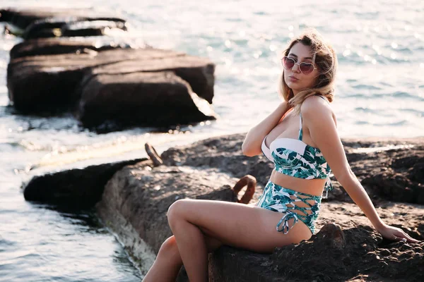 サングラスやビーチでビキニで美しい若い女性の肖像画 浜辺で水着でポーズをとる女性モデル — ストック写真