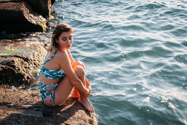 Güzel ve genç birbayan bikini Plajı'nda gün batımını arıyorsunuz.