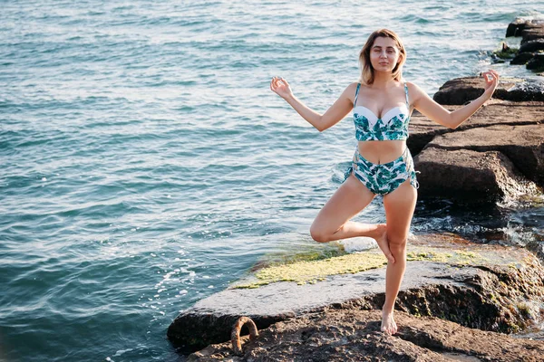 日落时分 女孩在海滩上做瑜伽 健康的生活方式 — 图库照片