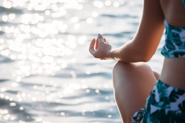 Gros Plan Femme Faisant Yoga Sur Plage Mode Vie Sain — Photo