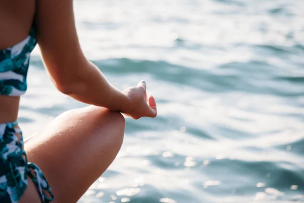 Primer Plano Mujer Haciendo Yoga Playa Estilo Vida Saludable — Foto de Stock