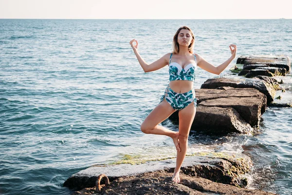 Flicka Gör Yoga Stranden Vid Solnedgång Hälsosam Livsstil — Stockfoto