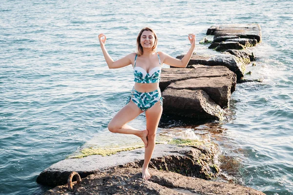 Chica Haciendo Yoga Playa Atardecer Estilo Vida Saludable — Foto de Stock