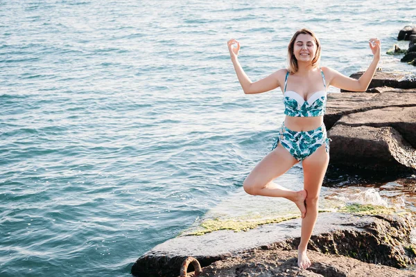 Flicka Gör Yoga Stranden Vid Solnedgång Hälsosam Livsstil — Stockfoto