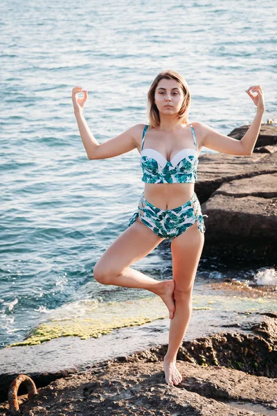Girl Doing Yoga Beach Sunset Time Healthy Lifestyle — Stock Photo, Image