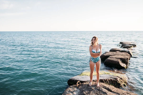 Foto Aire Libre Joven Modelo Sonriente Bikini Pie Contra Cielo — Foto de Stock