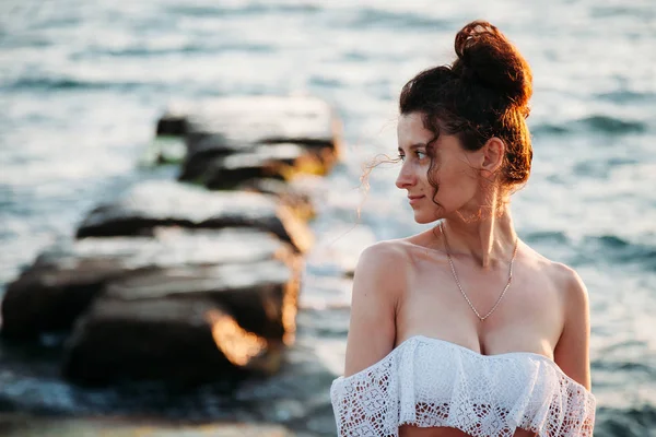 Vacker Ung Kvinna Poserar Stranden Framför Solnedgången — Stockfoto