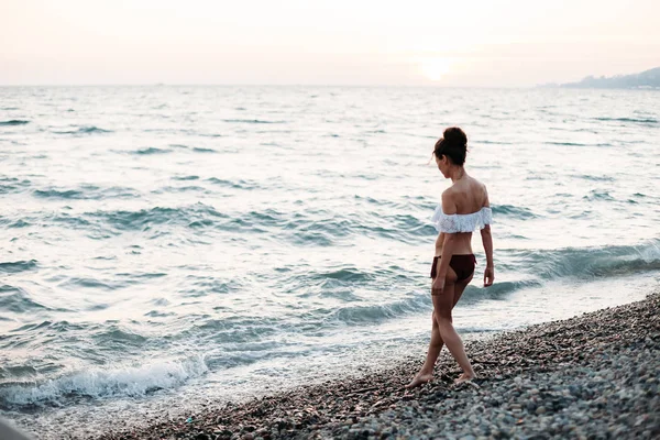 Hermosa Joven Camina Hacia Agua Playa Del Mar — Foto de Stock