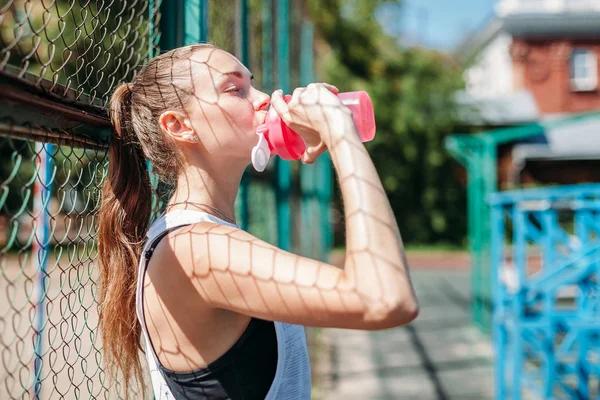 Giovane Atleta Donna Prende Una Pausa Beve Acqua Una Corsa — Foto Stock