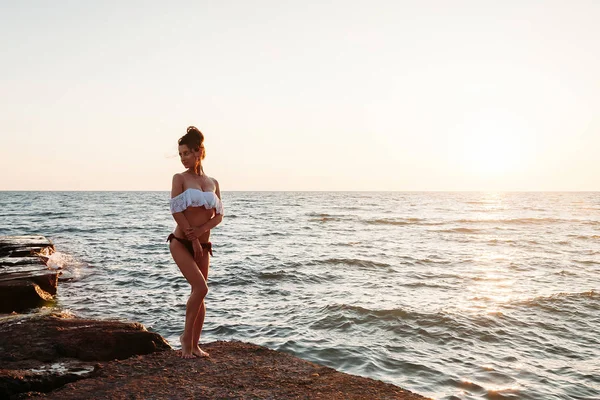 Hermosa Joven Posando Playa Frente Atardecer — Foto de Stock