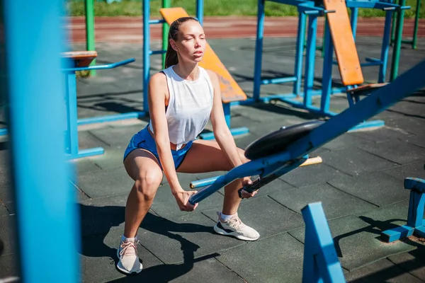 Αθλητικός Κάνει Ασκήσεις Στον Τομέα Του Αθλητισμού Προσομοιωτές Νεαρή Γυναίκα — Φωτογραφία Αρχείου