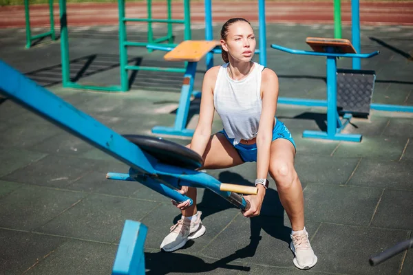 Ung Kvinna Gör Stretching Motion Gym Utomhus — Stockfoto