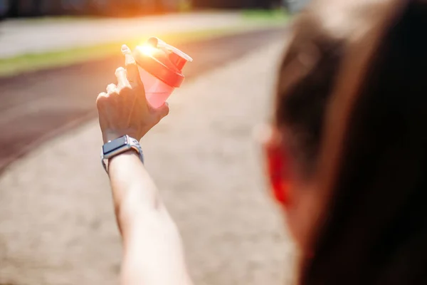 Giovane Atleta Donna Con Orologio Intelligente Polso Una Bottiglia Acqua — Foto Stock