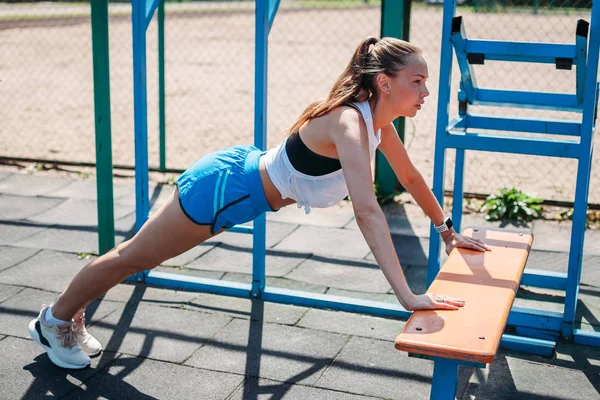 Desportivo Jovem Sexy Mulher Fazendo Push Ups Banco Campo Esportes — Fotografia de Stock