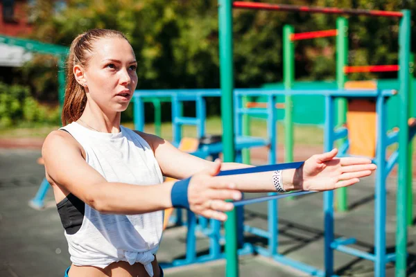 Fitness Giovane Donna Che Esercizio Schiena Con Fascia Resistenza Forza — Foto Stock