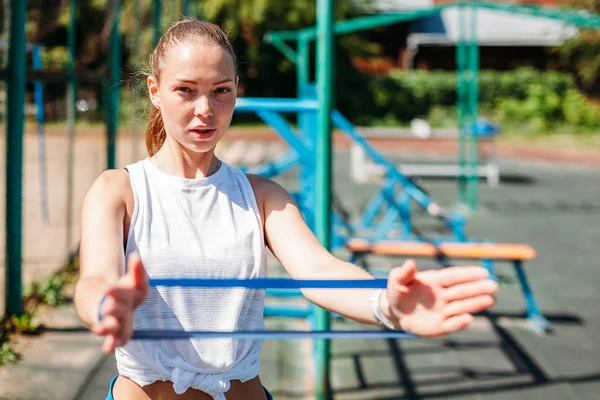 Genç Sportif Kadın Lastik Bantla Dışarıda Egzersiz Yapıyor — Stok fotoğraf