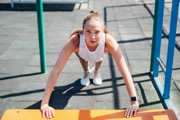 Desportivo Jovem Sexy Mulher Fazendo Push Ups Banco Campo Esportes — Fotografia de Stock