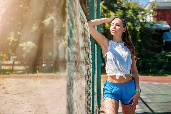 Atlético Jovem Loira Descansando Campo Esportes Durante Suas Férias Exercícios — Fotografia de Stock