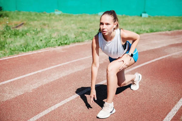 Mujer Atlética Joven Preparándose Para Correr Estadio Aire Libre Concepto — Foto de Stock