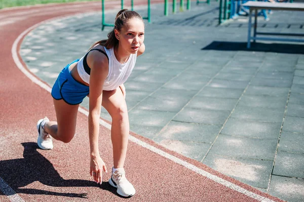 若い運動女性競技場 屋外で実行する準備をしてします 健康的なライフ スタイルのコンセプト — ストック写真