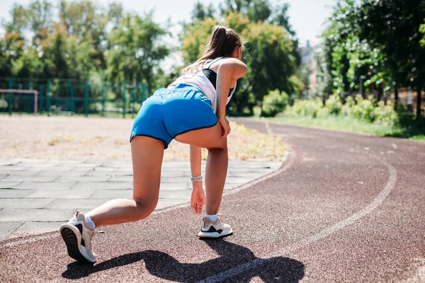 運動少女選手が競技場 屋外で実行する準備をしてします 健康的なライフ スタイルのコンセプト — ストック写真