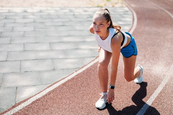 運動少女選手が競技場 屋外で実行する準備をしてします 健康的なライフ スタイルのコンセプト — ストック写真