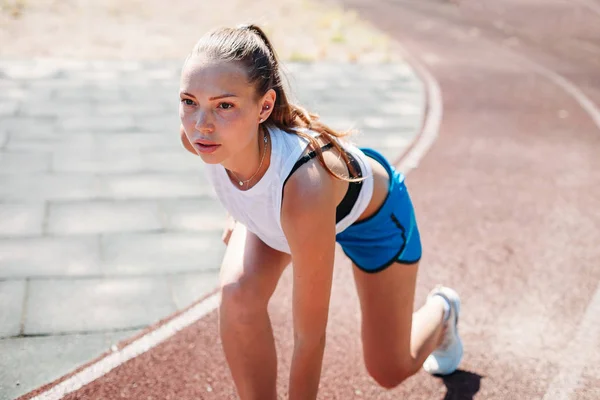 Mujer Atlética Joven Preparándose Para Correr Estadio Aire Libre Concepto — Foto de Stock