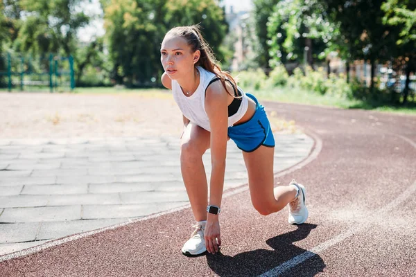 若い運動女性競技場 屋外で実行する準備をしてします 健康的なライフ スタイルのコンセプト — ストック写真