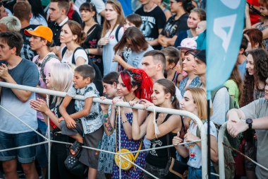 Yessentuki, Stavropol bölge / Rusya - 12 Ağustos 2017: kalabalık fanlar açık havada çitin arkasında konserde